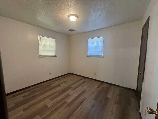 Building Photo - 3 bed 1.5 bath 1 car garage