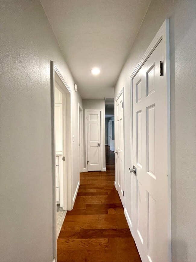 Building Photo - 6 month lease- AVAIL IN AUGUST- Immaculate...