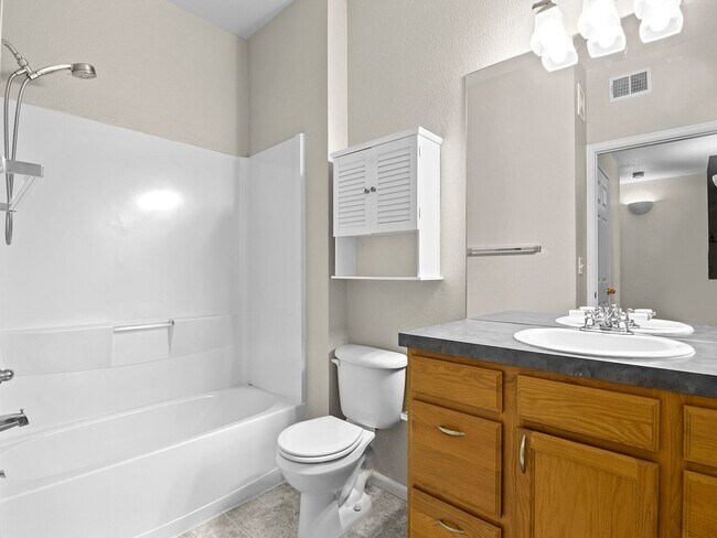 Building Photo - Charming 2 bed 2 bath Condo Near Centerra!