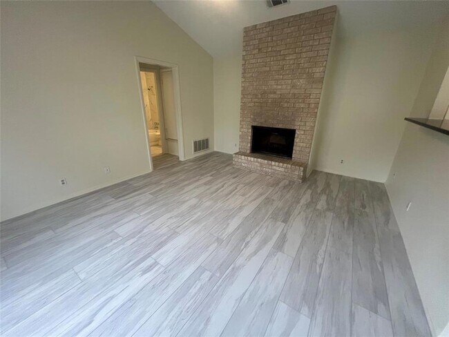 Building Photo - 807 Lloyd Ln
