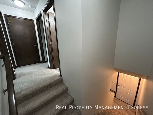 Building Photo - 3 Bed 1.5 Bath in West Sioux Falls