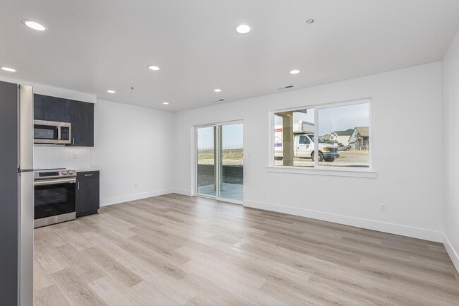 Building Photo - West Vine Townhomes