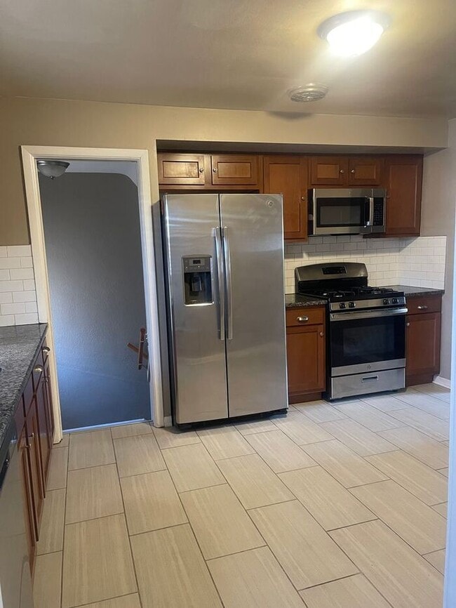 Building Photo - Luxury living at a great price!