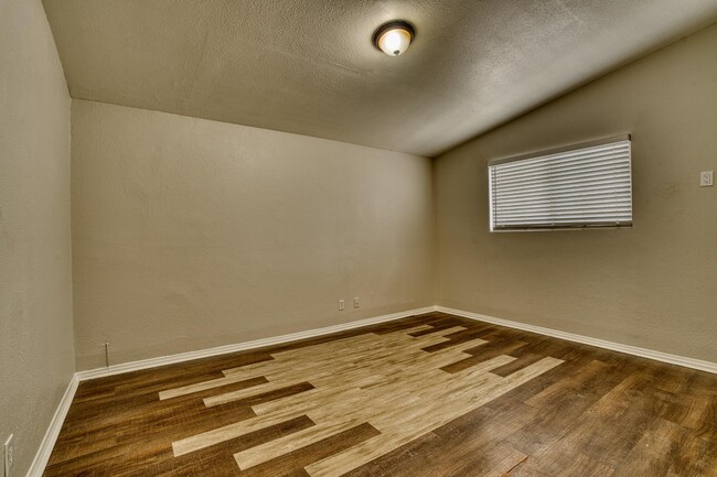 Building Photo - 2047 W Lingard St