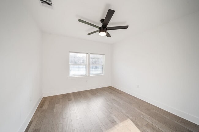 Building Photo - 2501 Briarhurst Dr