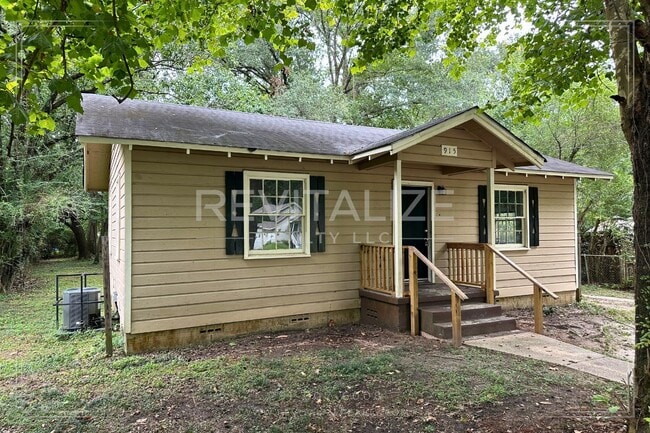 Building Photo - 2 Bed 1 Bath Home Close to Interstate Access!