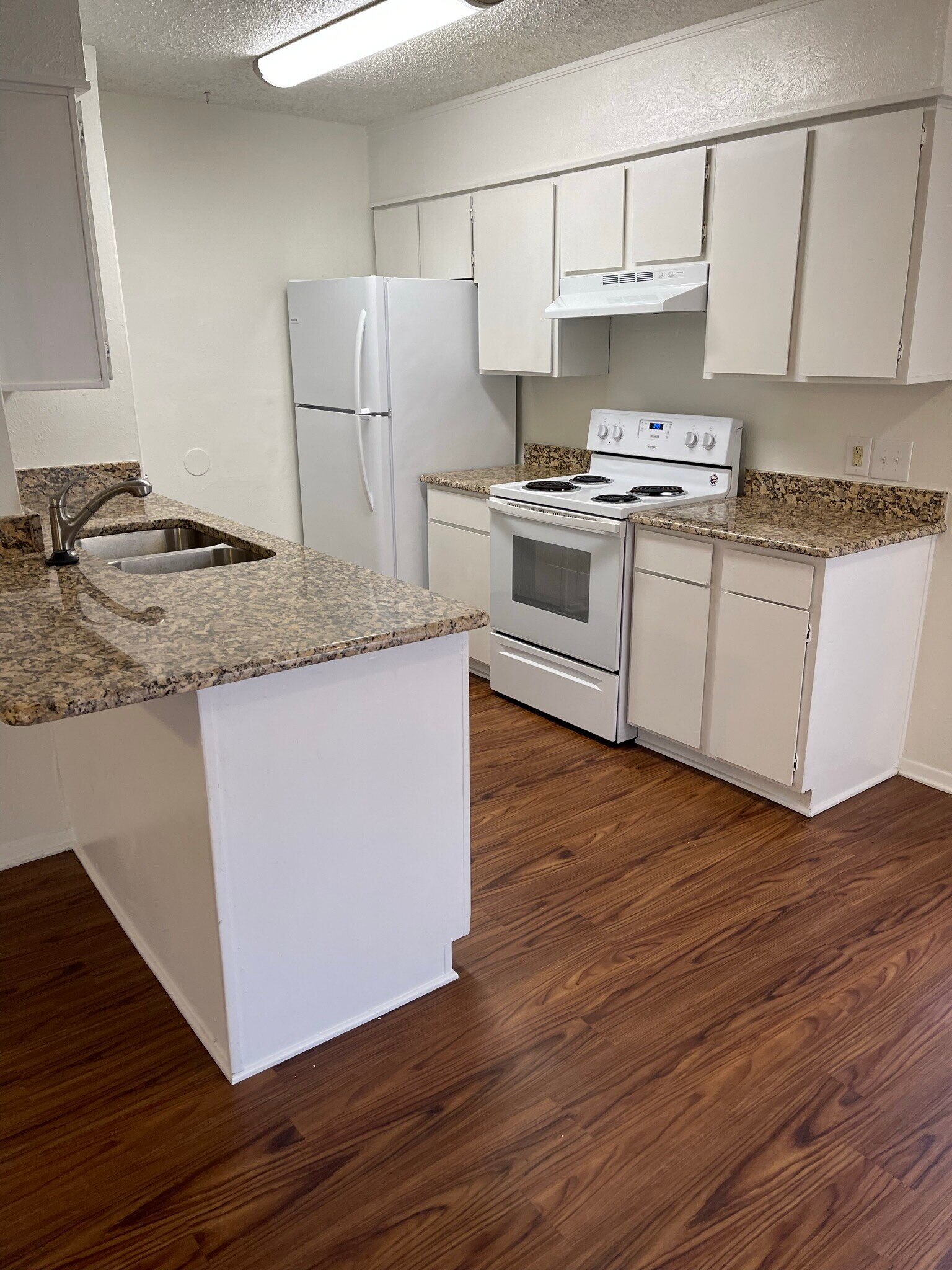 Building Photo - 3208 Matthews Dr