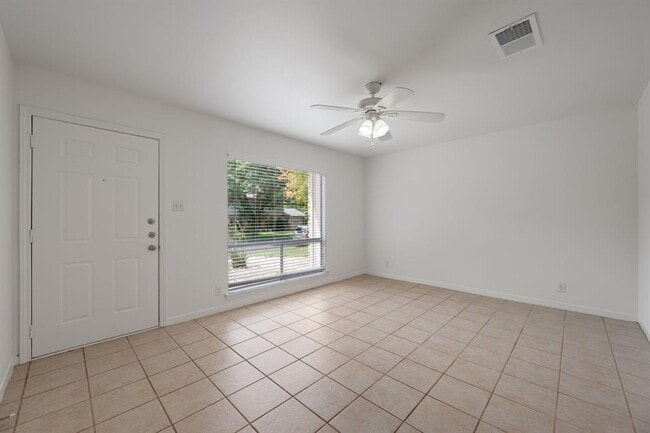 Building Photo - 7009 Isabelle Dr