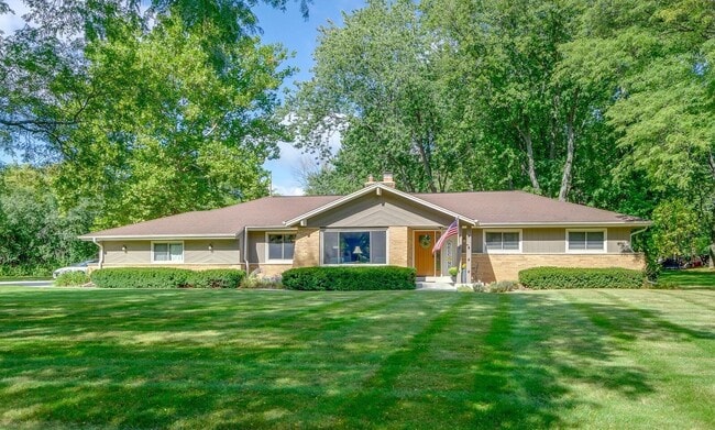 Primary Photo - 2820 St James Ln