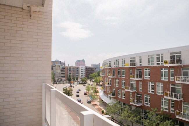 Building Photo - 1640 N Water St