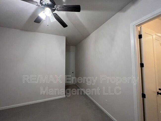 Building Photo - 440 St Claire Dr