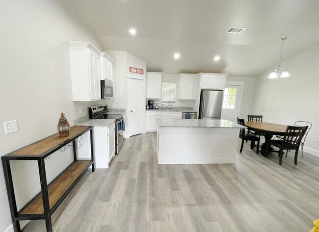 Building Photo - Cozy 4bd 2ba near Choctaw Casino