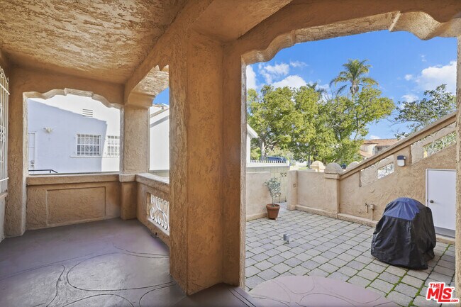 Building Photo - 1143 S Rimpau Blvd