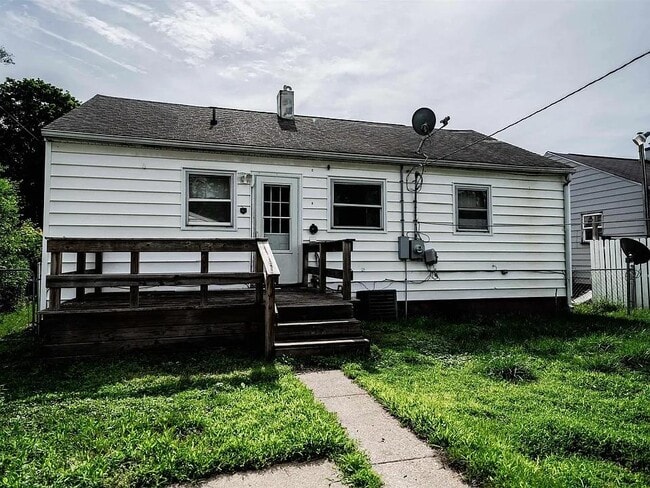 Primary Photo - 221 S Kenmore St