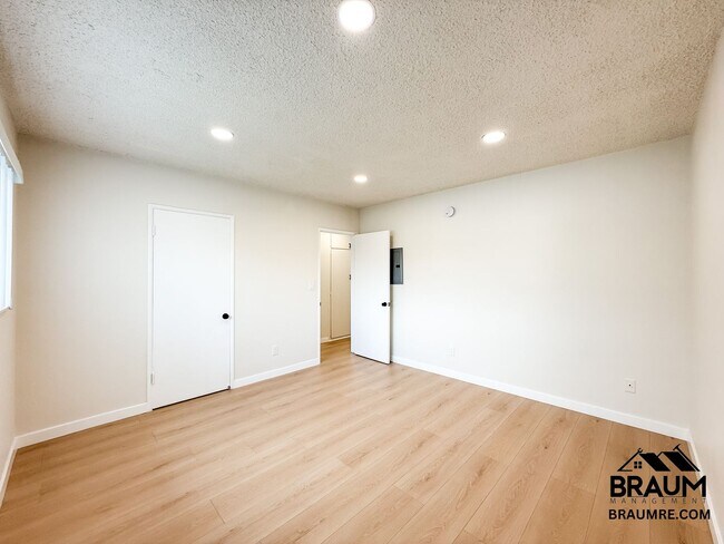 Building Photo - 5131 Buffalo Ave