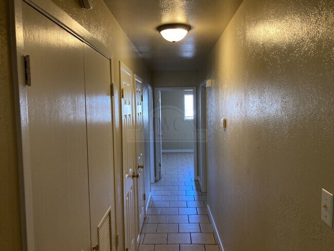 Building Photo - 1814 Crestridge Dr