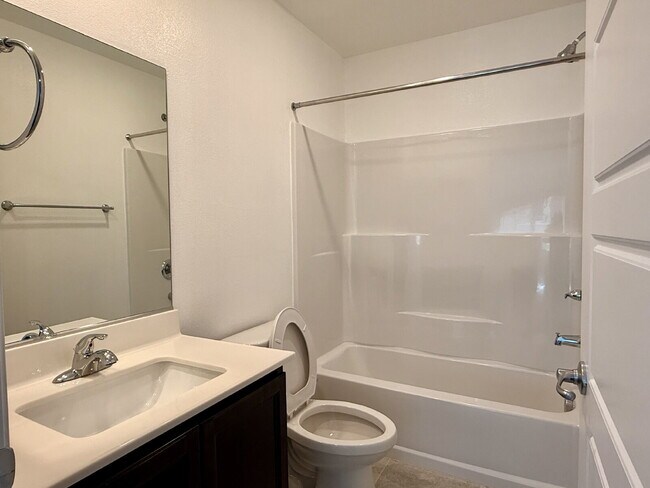 Building Photo - 3 BED 2.5 BATH 2 CAR GARAGE TOWNHOUSE W/ LOFT IN HENDERSON CADENCE COMMUNITY FEAT. COMMUNITY POOL!