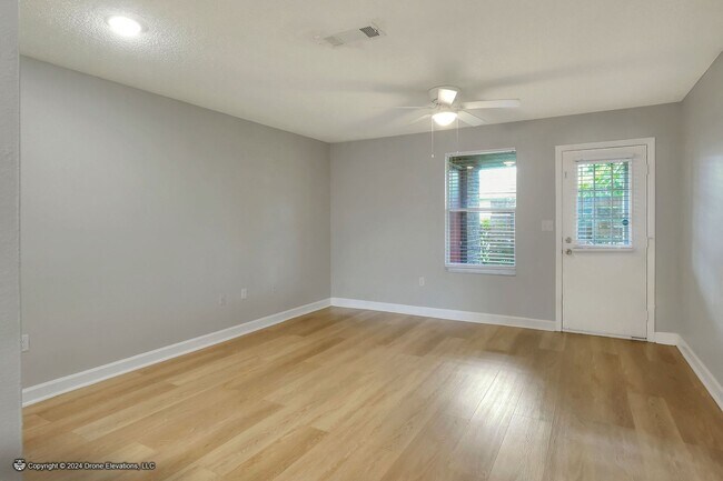 Building Photo - ***1st MONTH RENT FREE! Cozy 1 Bedroom Apartment in Eagle Lake