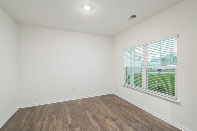 Building Photo - 944 Utopia Ln