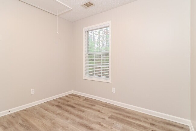 Building Photo - 2394 Oakland Spring Dr