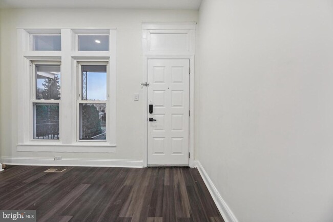 Building Photo - 3041 Belmont Ave