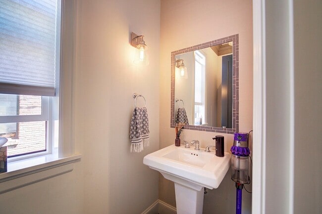 Building Photo - 5bd/3.5ba Seattle Home