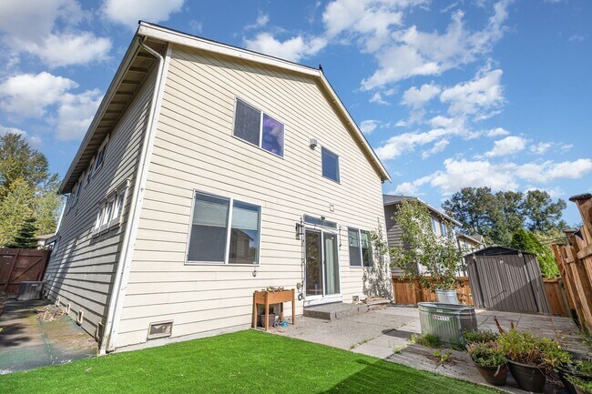 Building Photo - Stylishly updated 4 BedroHome in Park at C...