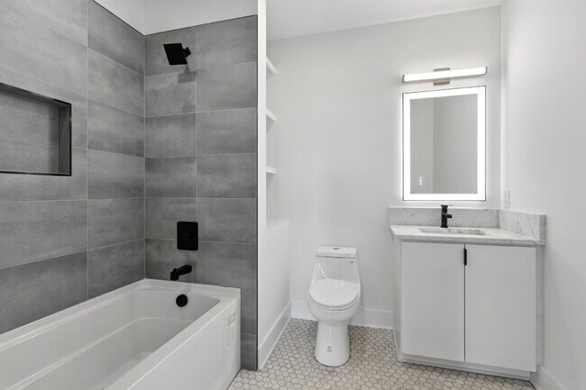 Building Photo - "Spacious 4-Bed, 4-Bath Gem in Nashville -...