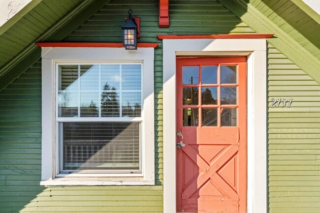 Building Photo - Charming, vintage 2-bdrm/1-bath upper in Richmond neighborhood. W/D, storage, off-street parking