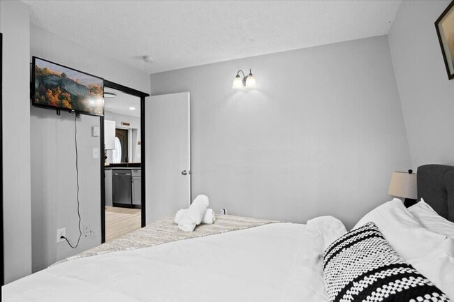 Building Photo - 1150 Country Club Dr