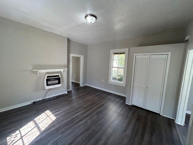 Building Photo - Clean Updated--1 bedroom 1 bath home close...