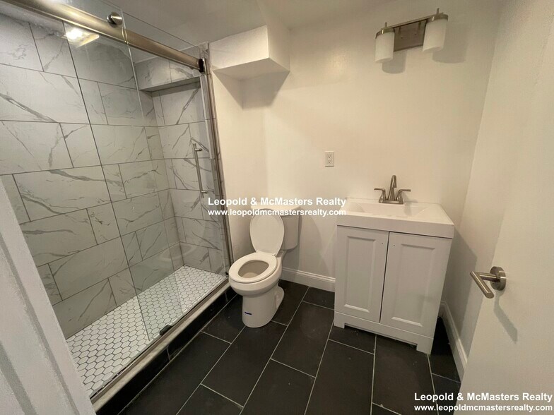 Building Photo - 131 Park Dr