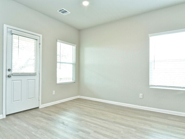 Building Photo - Large 3036 SF Home - 5 Bed/3 Bath + Media ...