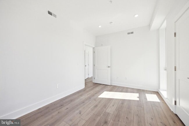 Building Photo - 1350 N Front St