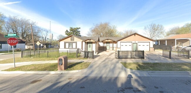 Primary Photo - 802 N Quaker Ave