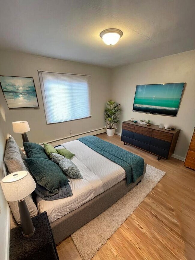 Building Photo - Available July! - 1 Bed 1 Bath Apartment