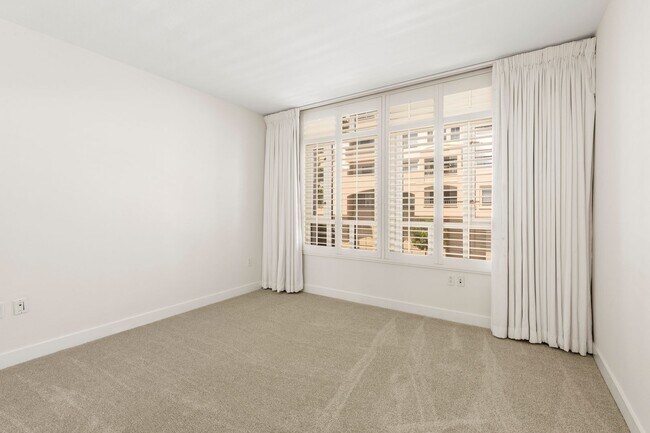Building Photo - Stunning Marina District 2 Bedroom + a Lof...