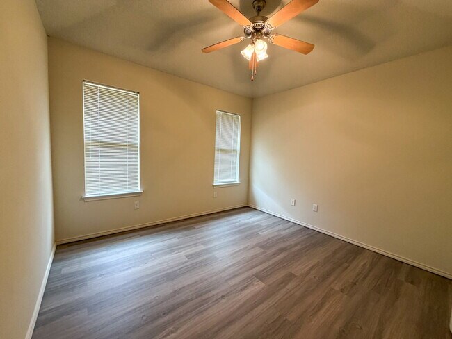 Building Photo - South Lubbock, 3-Bedroom Duplex!