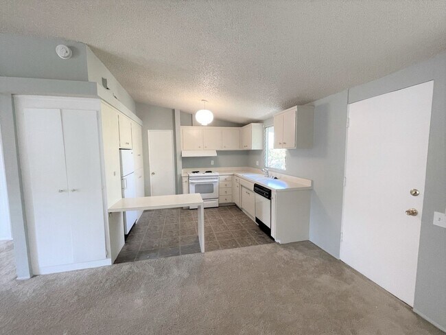 Building Photo - 45900 Ocotillo Dr