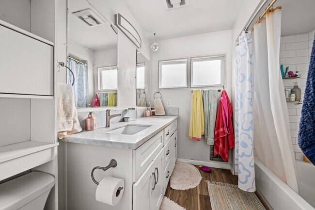 Building Photo - No back house!