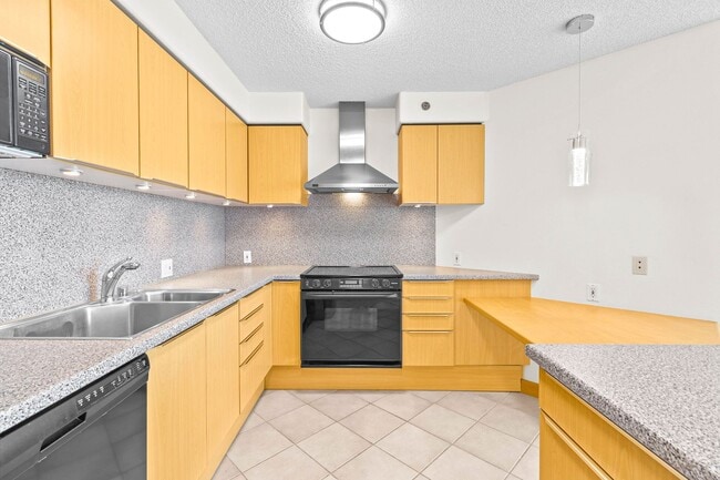 Building Photo - Beautiful Honolulu views from this bright ...