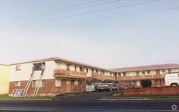 Building Photo - The Lombardy Apartments