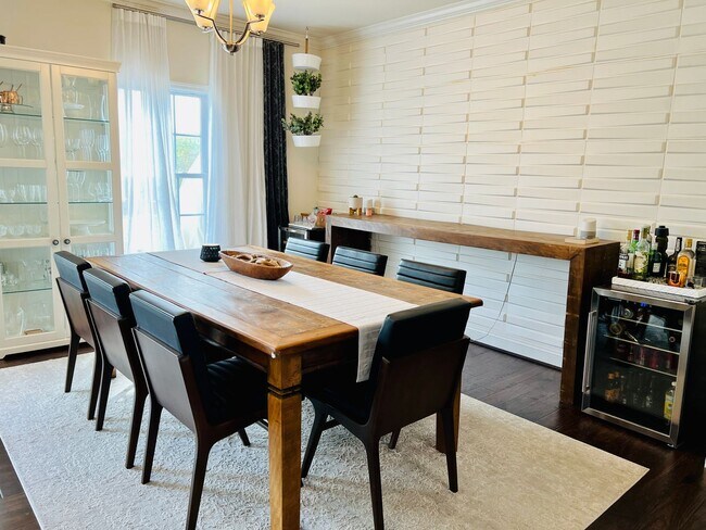 Building Photo - 4 Bedroom Home with Garage & Convenient ac...