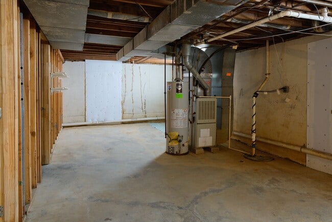 Building Photo - Super 3-brm stone ranch with basement in e...