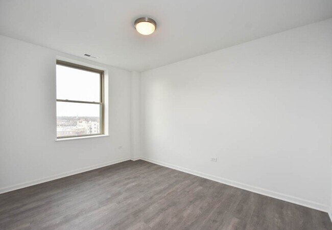 Building Photo - 940 W Winona St