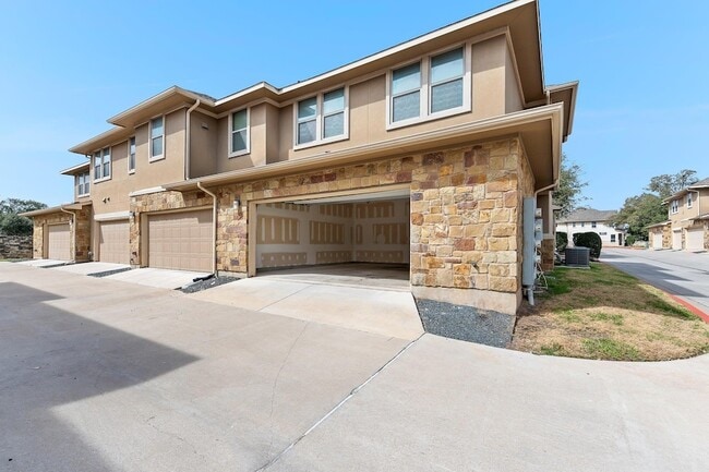 Building Photo - 13800 Lyndhurst St