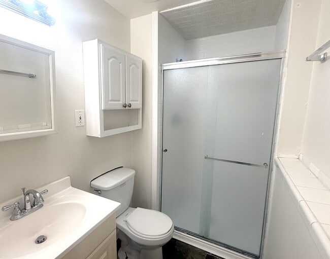 Building Photo - Spacious 4 Bedroom Home in Meadowood Neighborhood in East Aurora and Minutes to Buckley SFB