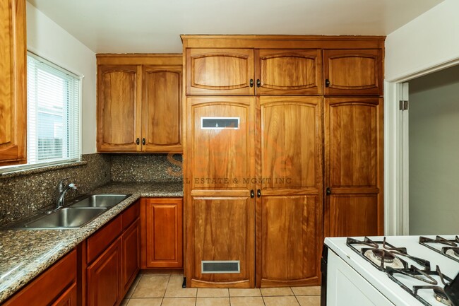 Building Photo - Single story 3BR/1BA home in convenient South Berkeley neighborhood.