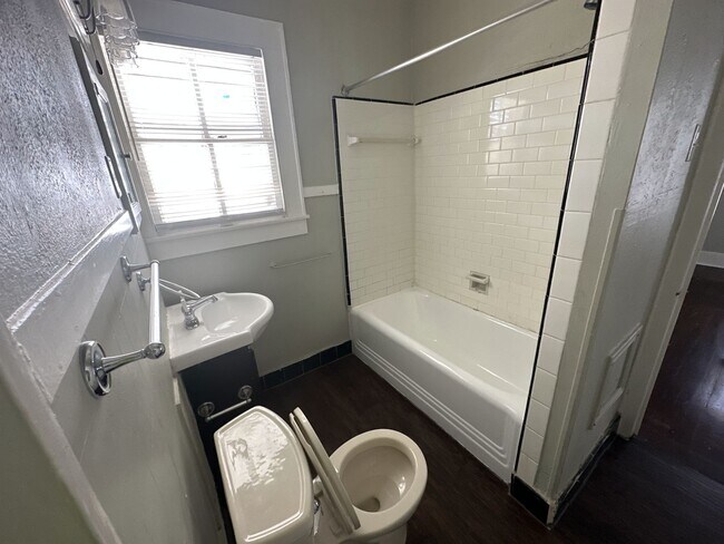 Building Photo - Cozy 2 bedroom 1 bath duplex