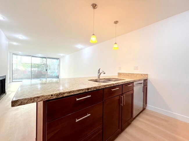 Building Photo - ***MOVE-IN SPECIAL 2 WEEKS FREE RENT***Beautiful Renovated Spacious Courtyard One Bedroom with pa...